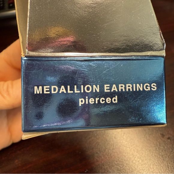 Avon Medallion Silvertone Filigree Earrings NIB 2005 vintage - Picture 4 of 5